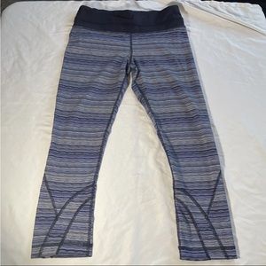 Womens LULULEMON cropped blue leggings size 6